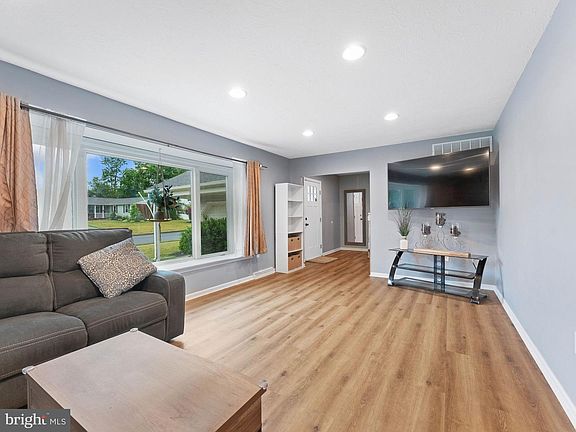 5th image of 12 Jefferson Dr