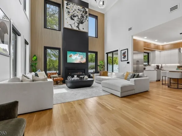 424 E Ridgewood Ave, Paramus Boro, NJ 07652