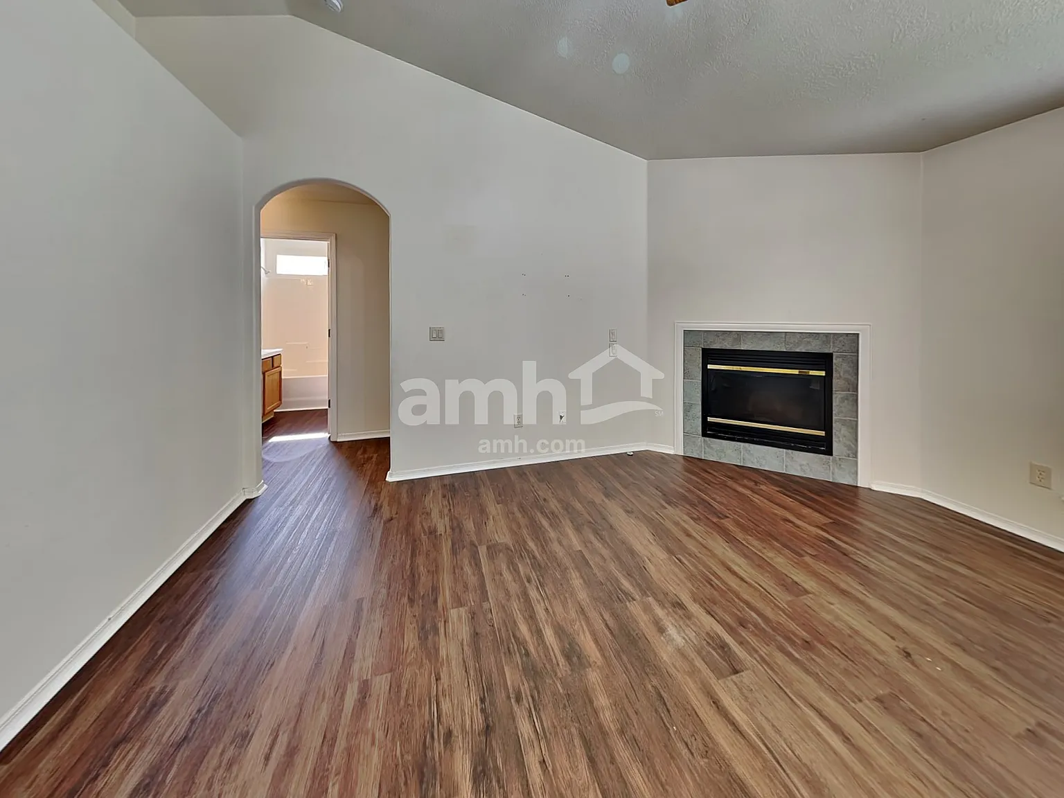 4 bed, 2.0 bath, 1688 sqft, $2,440 — Photo 3