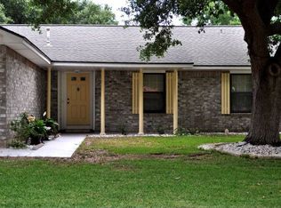 917 Crossing Rd, Angleton, TX 77515