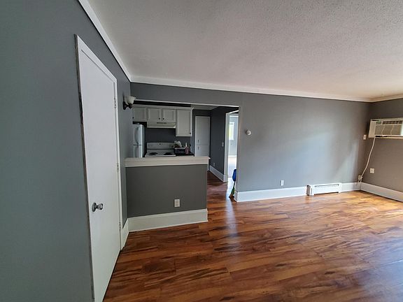 4th image of 112 Larpenteur Ave W APT 6