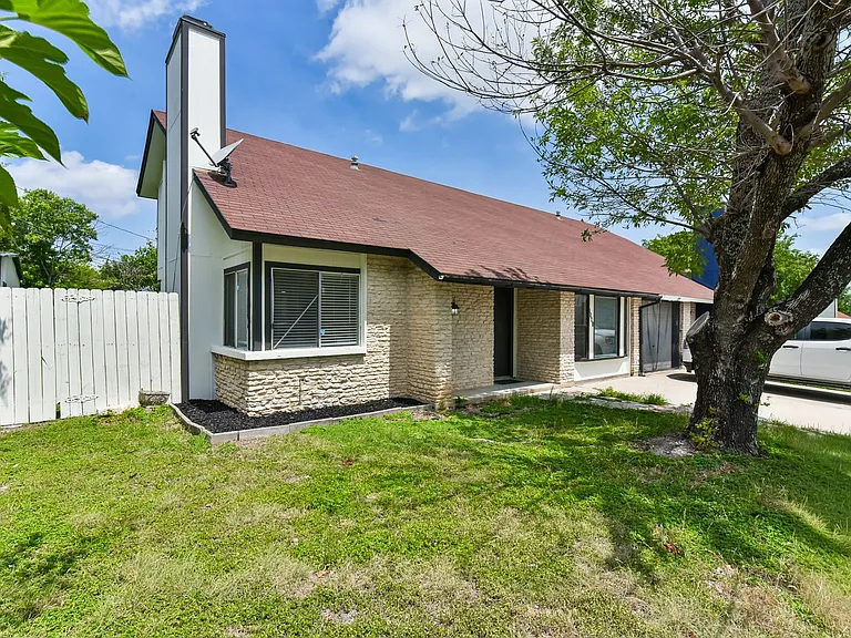 1141 Royal Crest Dr — Photo 4
