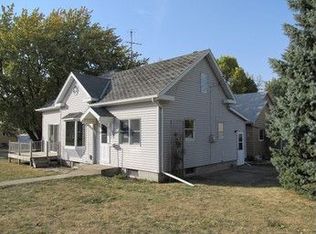 1007 3rd St, Hull, IA 51239