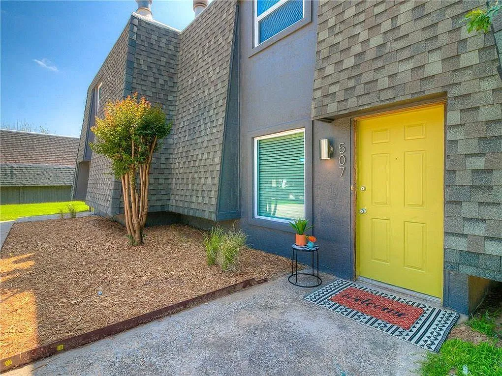 2 bed, 1.5 bath, 1280 sqft, $1,075 — Photo 2