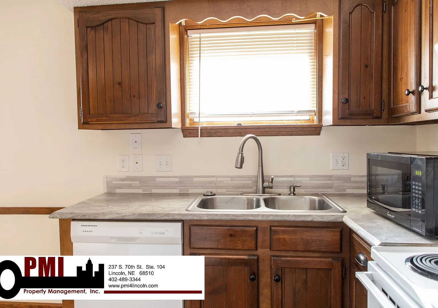 2 Bedroom and 1 Bathroom Town House Available to tour September 1st, 2026! — Photo 4