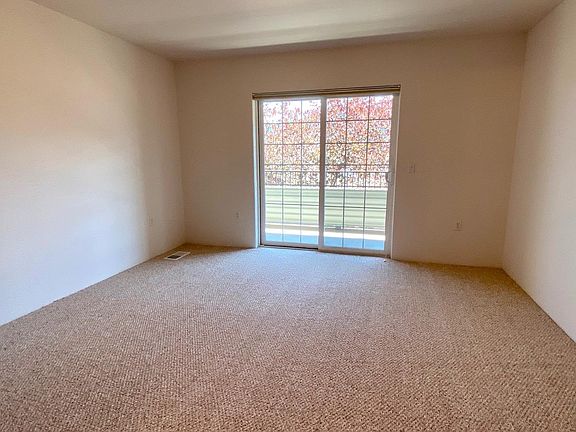 5th image of 930 Mountain Meadows Cir