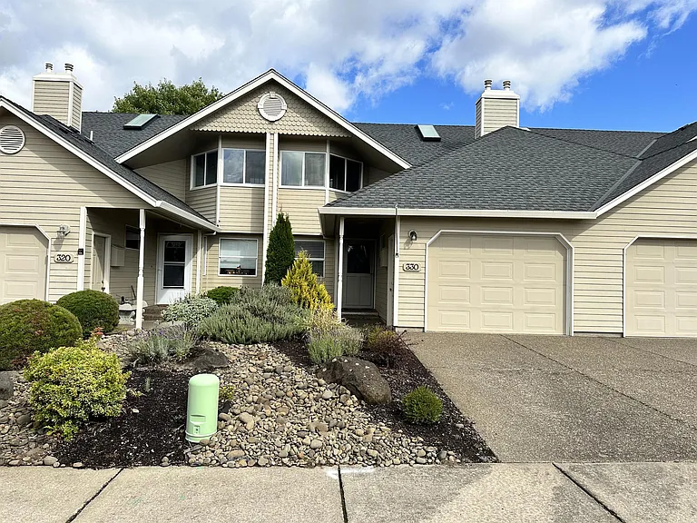 330 E College St — Photo 36