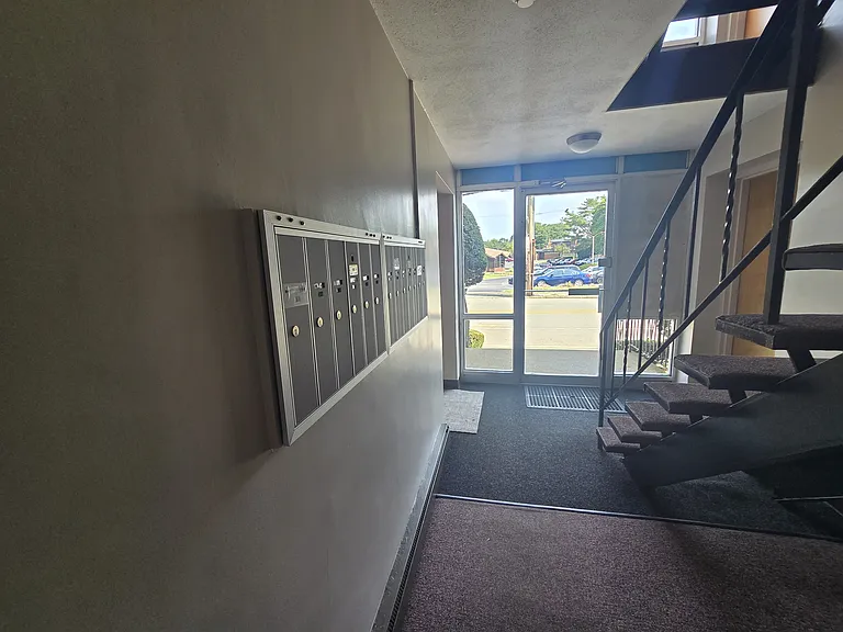725 Broad St #4 — Photo 17