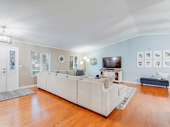 3rd image of 295 Poplar Ln
