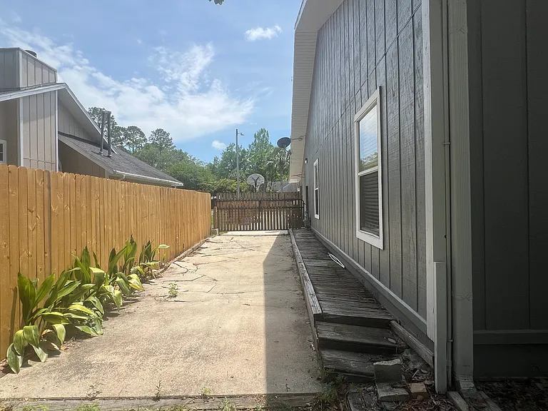 NW 68th Ln — Photo 33