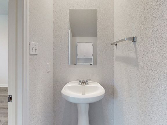 5th image of 1415 Desire Ln