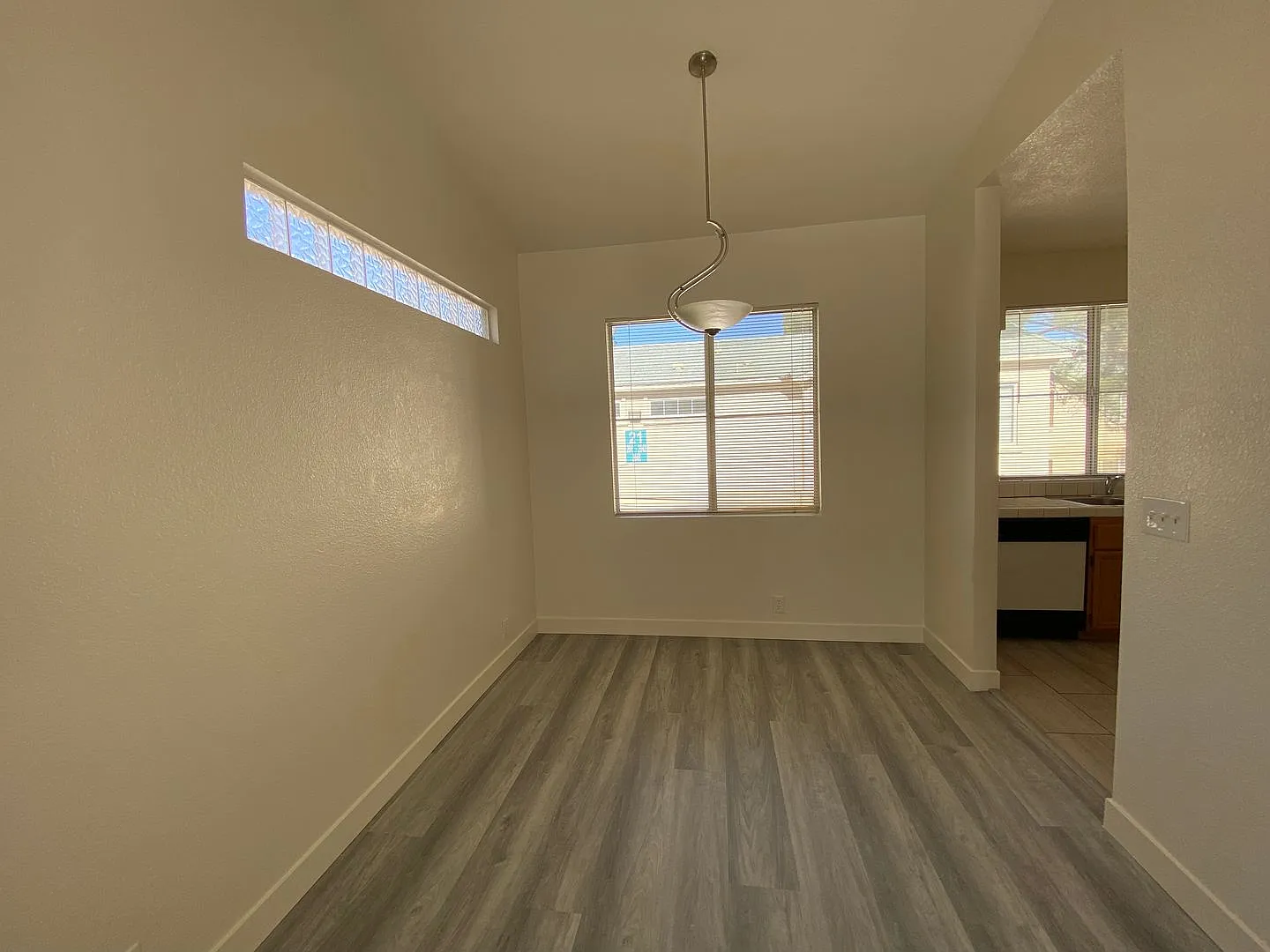 1 Bedroom Condo - W Tropicana/Decatur - 2nd floor unit. — Photo 4