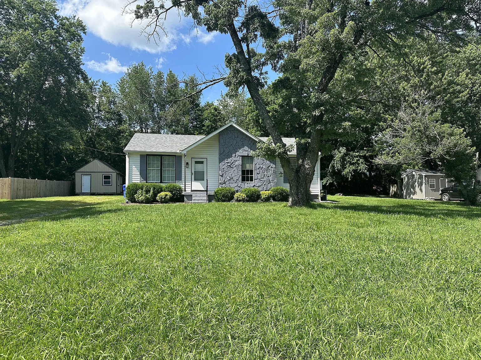 3 bed, 1.5 bath, 1131 sqft, $1,700 — Photo 2