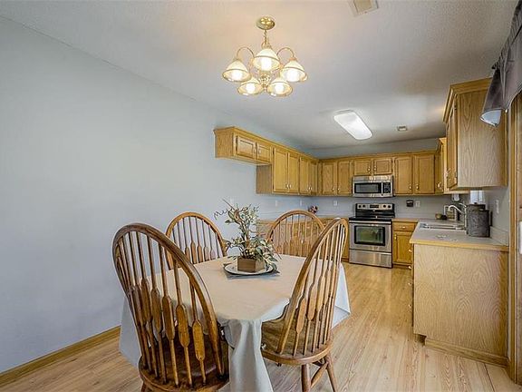 5th image of 810 SE 16th Ter