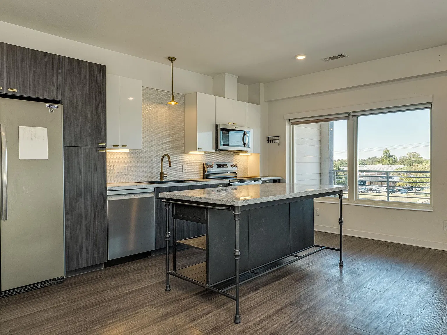 2 bed, 2.0 bath, 1370 sqft, $2,350 — Photo 2