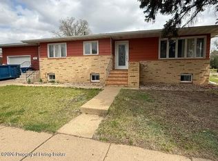 406 2nd St W, Dickinson, ND 58601