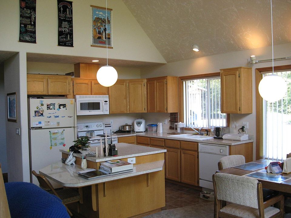 Bright open kitchen & dining area