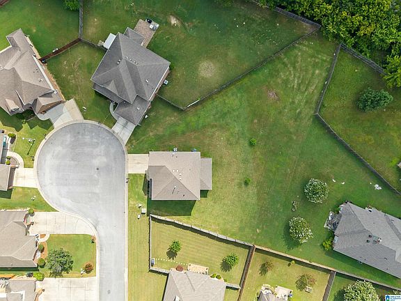 4th image of 305 Creekside Cir