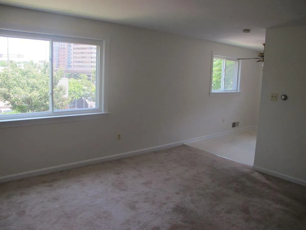 2 bed, 990 sqft, $2,400 — Photo 2