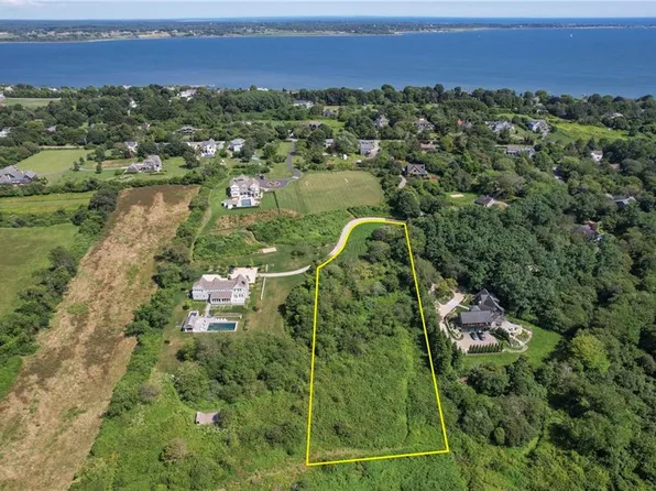 100 Summerfield Ln, Middletown, RI 02842