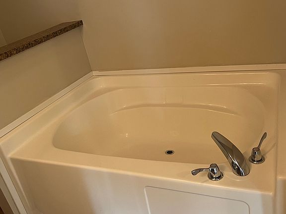 5th image of 2498 Estabrook Dr