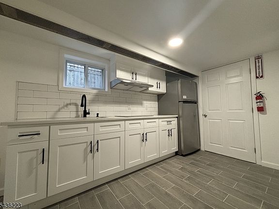 3rd image of 656 E 24Th St