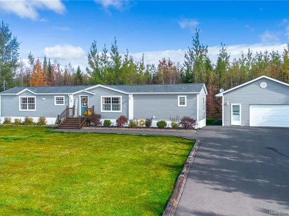 27 Carrie St, Lincoln, NB E3B 0T2