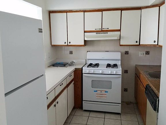 2nd image of 1137 Fox St #2