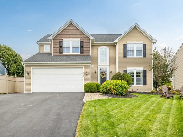 1455 Coral Dr, Farmington, NY 14425