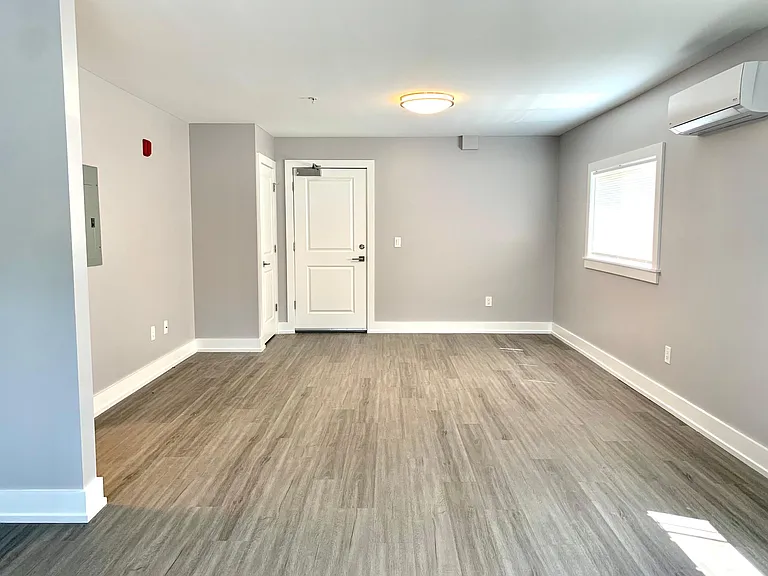 Highland House Apartments — Photo 28