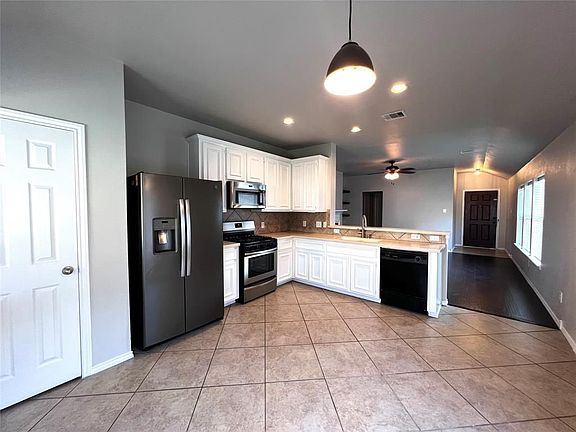 3rd image of 3263 Gladewater Ln