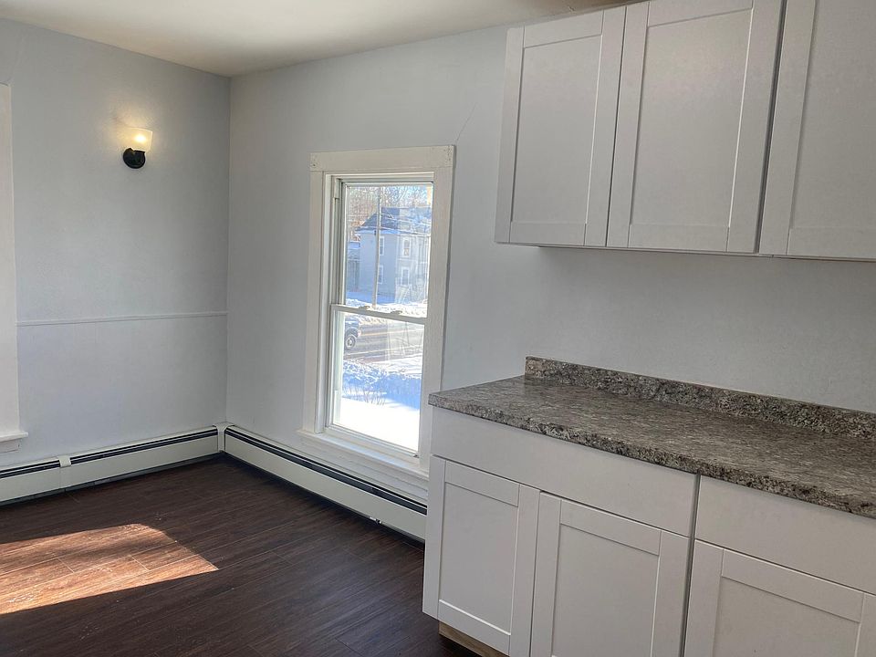 1st image of 122 Oakland St Floor 2