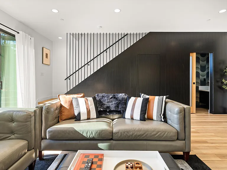 1916 W Ct — Photo 7