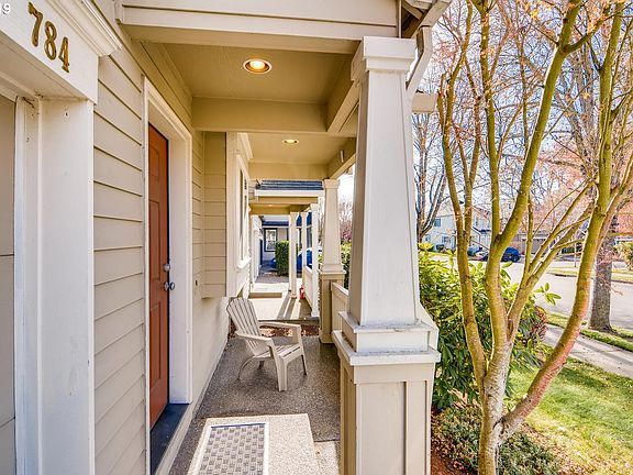 4th image of 784 NE Caden Ave