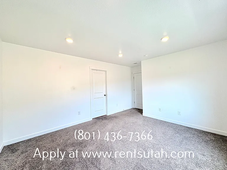 647 W Raintree Ln — Photo 13