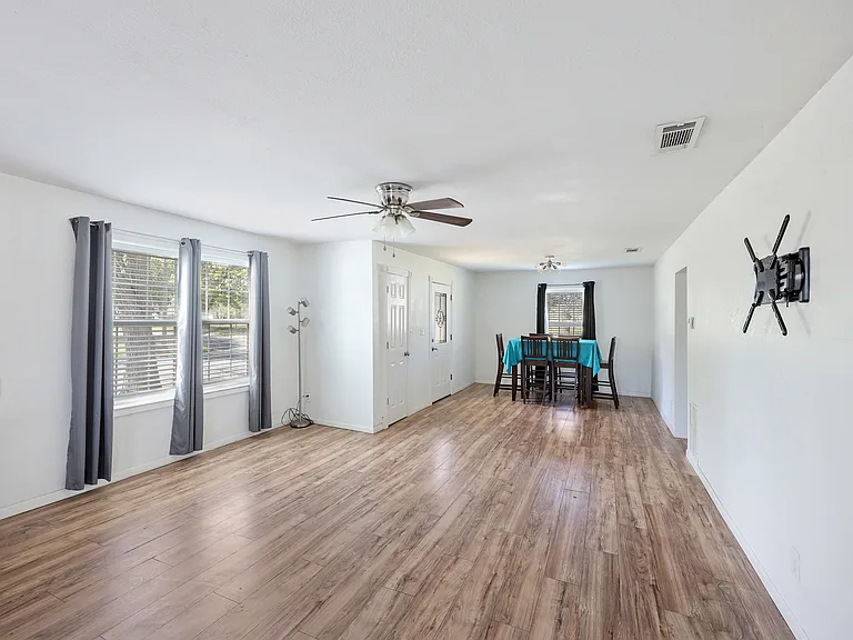 1130 W Day St — Photo 2