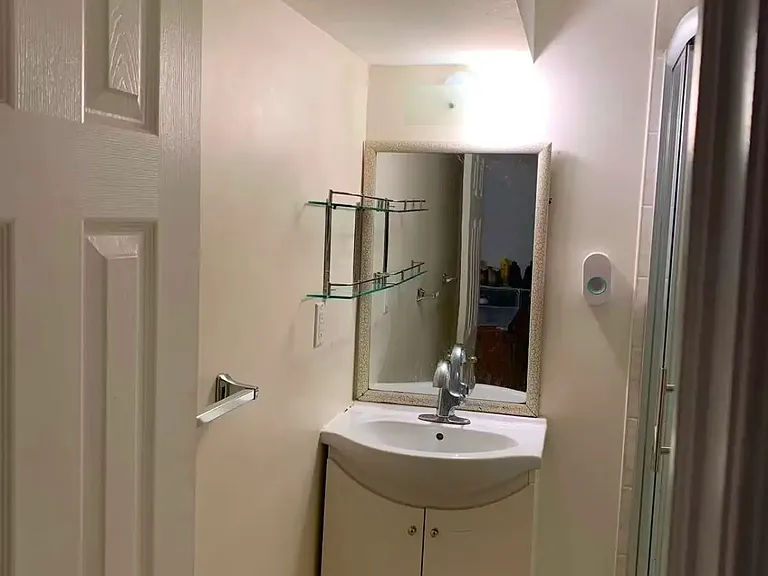 29 Tremely Cres #BSMT ROOM — Photo 8