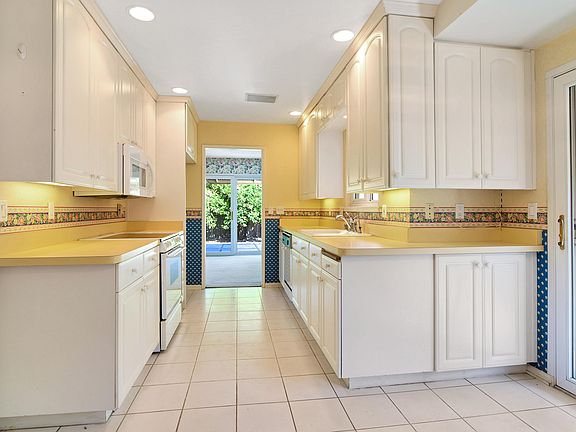5th image of 674 Carlo Dr