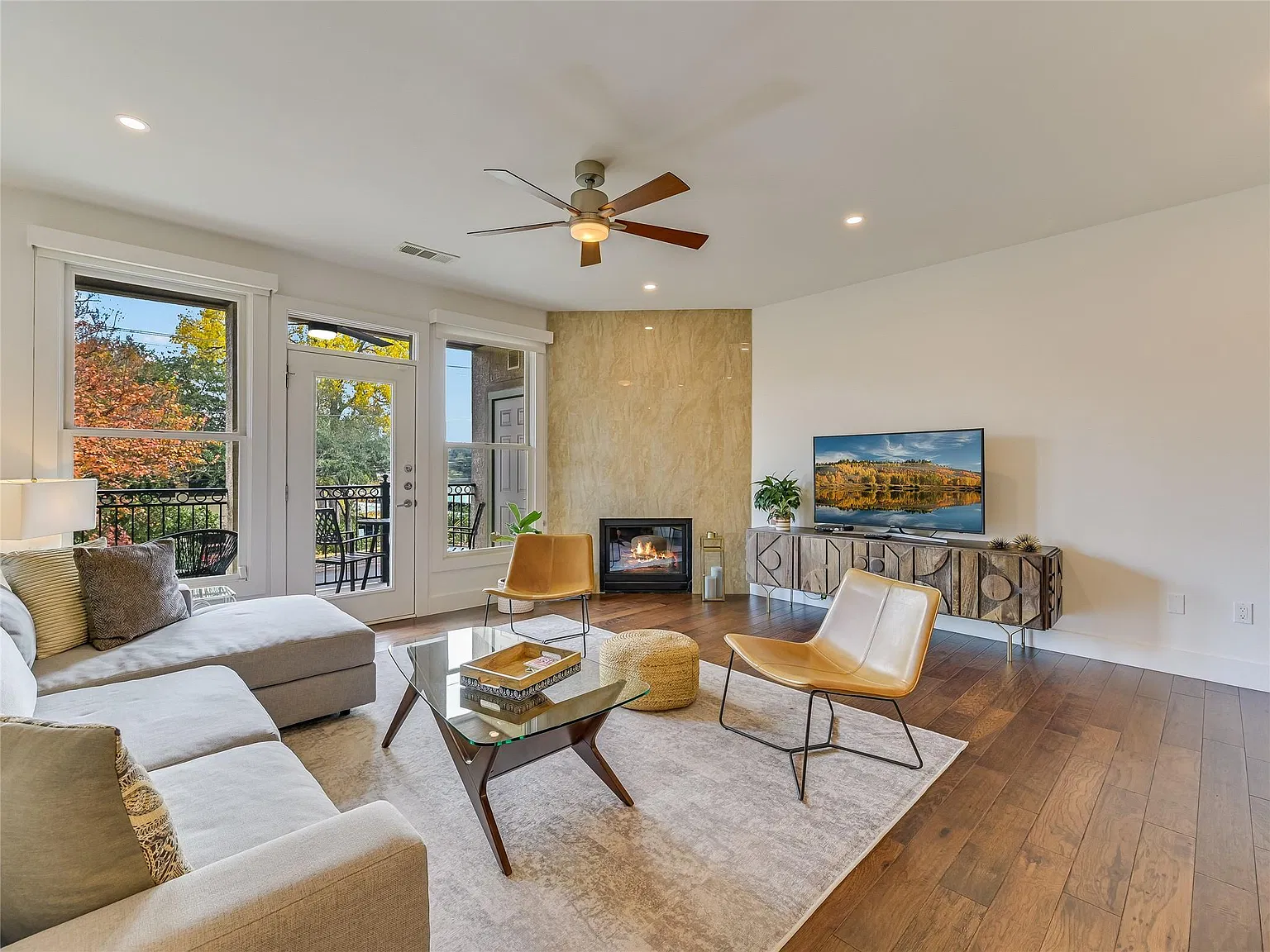 2 bed, 2.0 bath, 1915 sqft, $5,500 — Photo 2