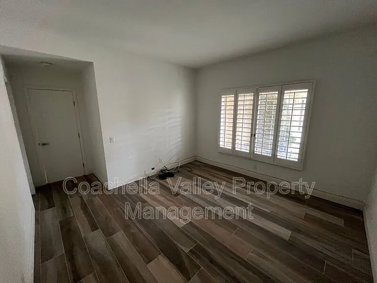 289 Vista Royale Cir W — Photo 19
