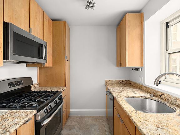 3rd image of 159 W 53rd St APT 25B