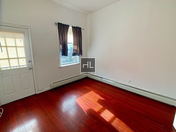 4th image of 220 Montrose Ave