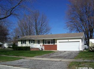 15 Glen Oaks Dr, Rochester, NY 14624