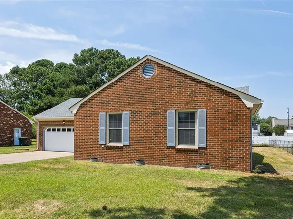 9 Wooded Hill Dr, Hampton, VA 23669