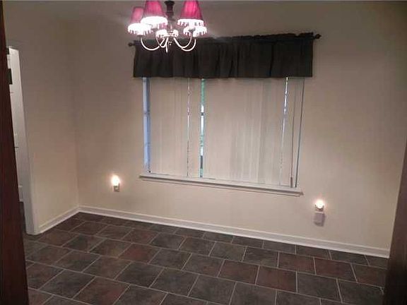 4th image of 2208 Forest Park Dr