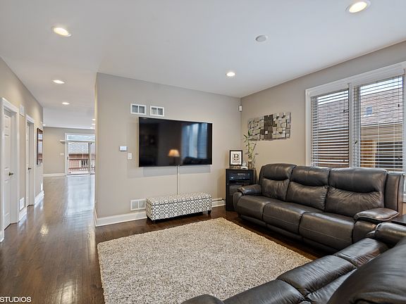 4th image of 5013 N Melvina Ave