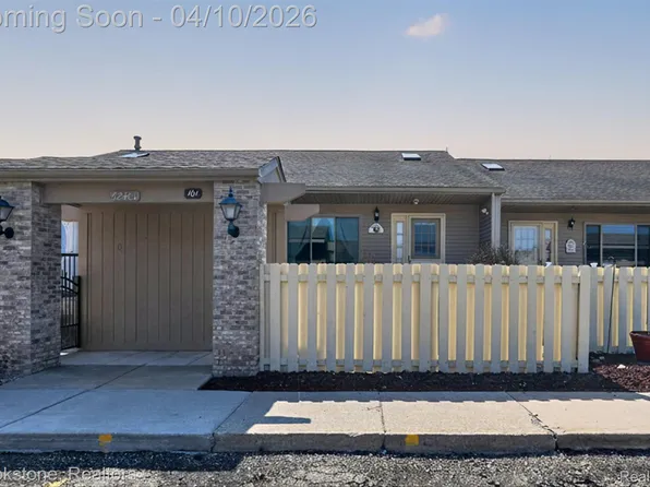 62401 Raleigh Ct Unit 4, South Lyon, MI 48178
