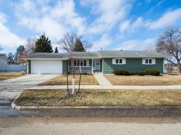 2205 14th St S, Moorhead, MN 56560