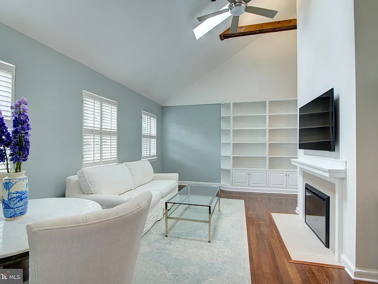 2100 N Scott St #106 — Photo 8
