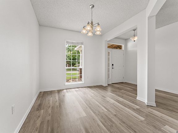 5th image of 20147 Bur Oak Dr